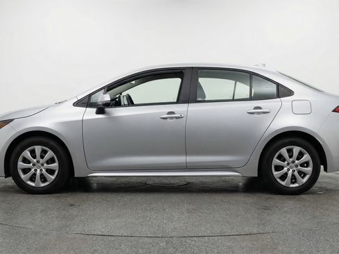 Used 2025 Toyota Corolla LE image 5