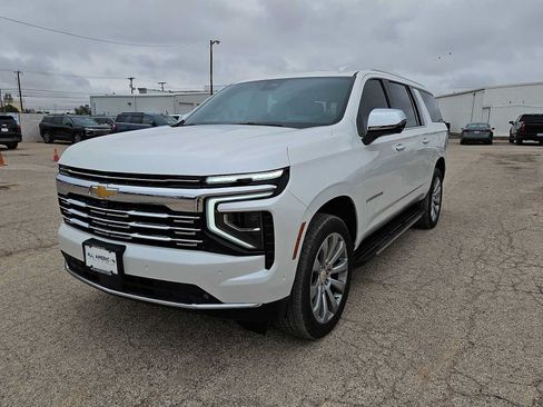 Used 2025 Chevrolet Suburban Premier RWD image 4