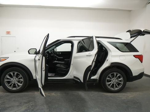 Used 2022 Ford Explorer XLT w/ Equipment Group 202A AWD/4WD image 32
