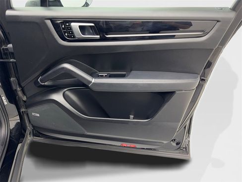 Used 2021 Porsche Cayenne Coupe image 47