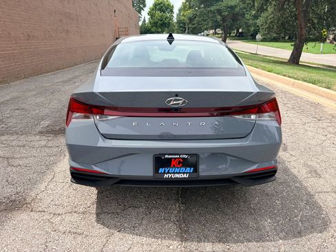 Used 2021 Hyundai Elantra SEL w/ Convenience Package FWD image 4