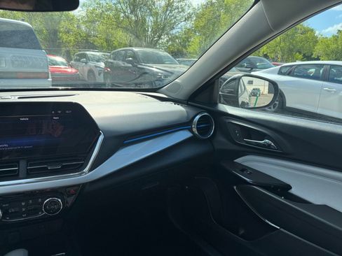 Used 2025 Chevrolet Trax LT w/ LT Convenience Package image 34