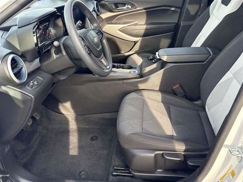 Used 2024 Chevrolet Trax LS image 17