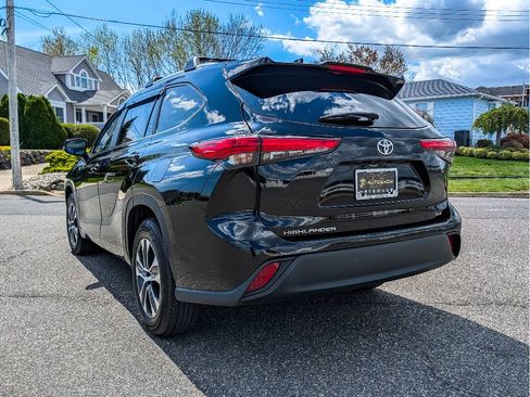 Used 2023 Toyota Highlander XLE image 8