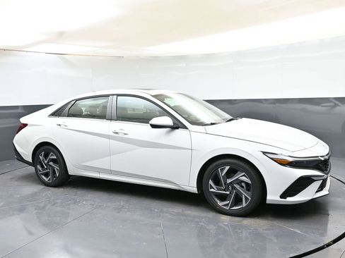 Certified 2025 Hyundai Elantra SEL image 7