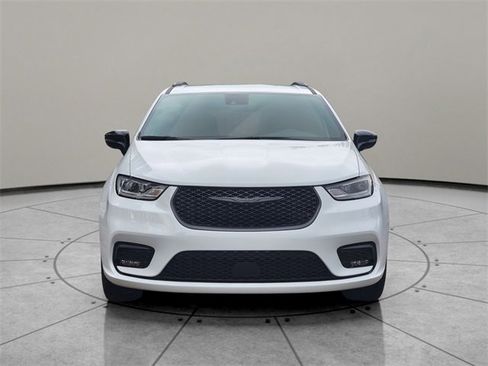 Certified 2024 Chrysler Pacifica Touring-L w/ S Appearance Package image 15