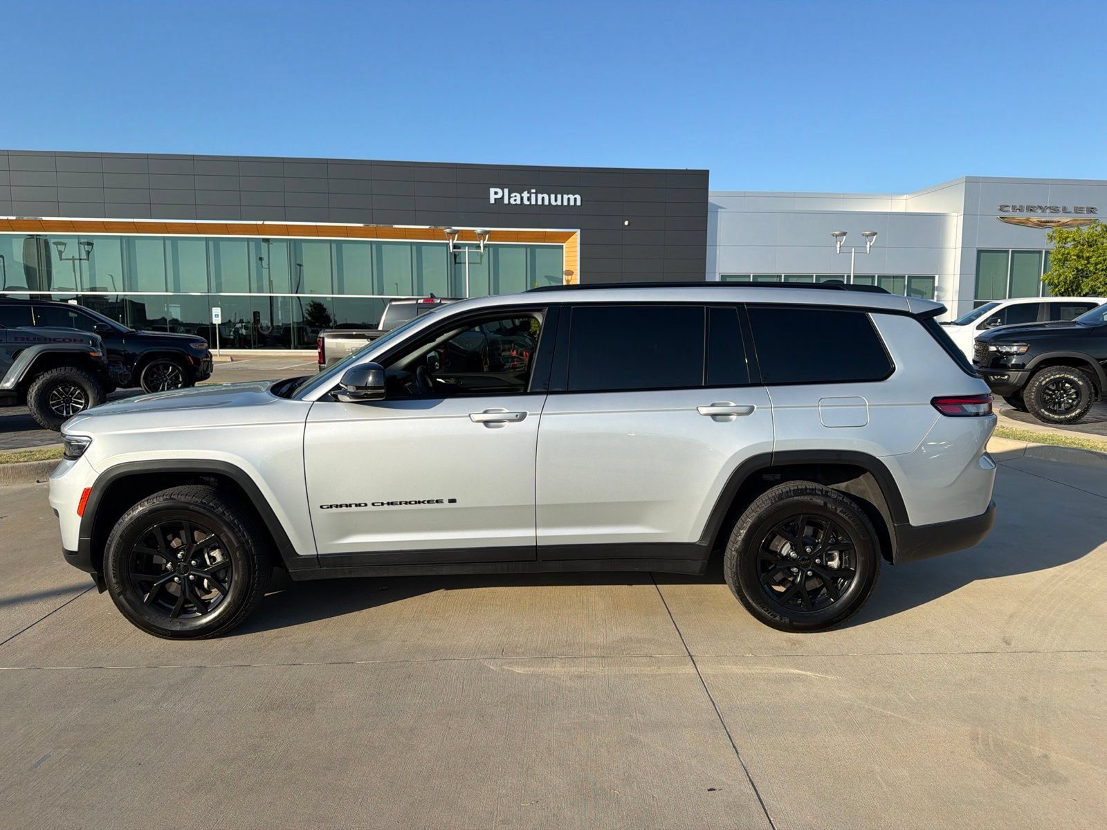 Used 2024 Jeep Grand Cherokee L Altitude AWD/4WD image 2