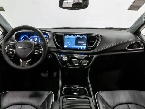 New 2026 Chrysler Pacifica Limited w/ Uconnect Theater Family Group FWD image 24