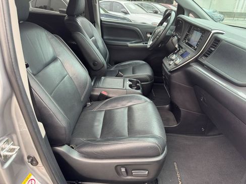 Used 2018 Toyota Sienna SE Premium w/ Carpet Mat Package FWD image 34