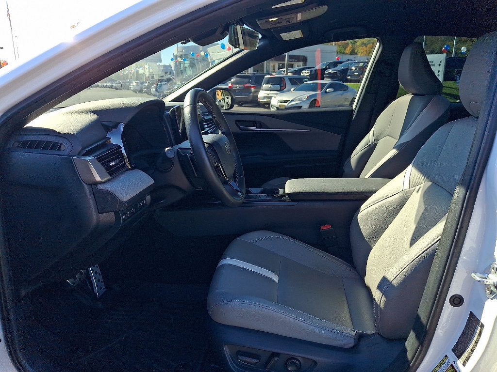 Used 2025 Toyota Camry SE FWD image 14
