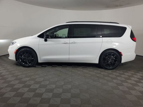 New 2026 Chrysler Pacifica Limited image 7