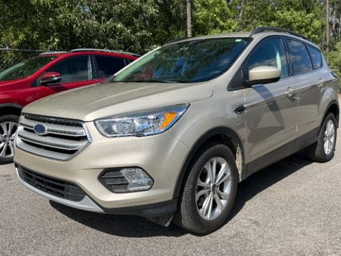 Used 2018 Ford Escape SE w/ SE Sync 3 Package FWD image 3