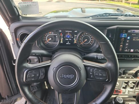 Used 2024 Jeep Gladiator Mojave AWD/4WD image 27
