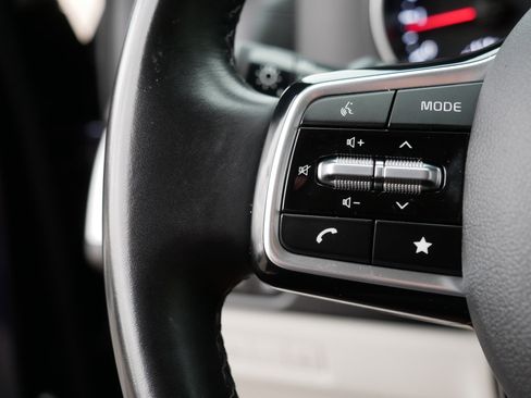 Certified 2024 Kia Carnival LX image 28