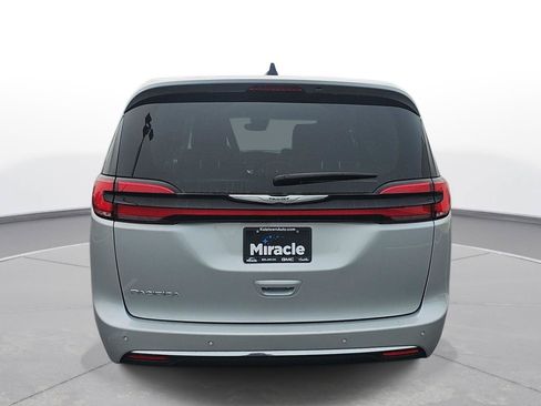 Used 2024 Chrysler Pacifica Touring-L FWD image 7
