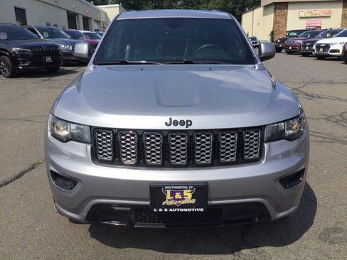Used 2018 Jeep Grand Cherokee Altitude AWD/4WD image 3