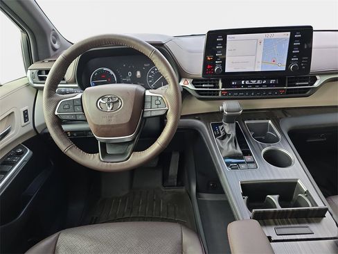 Used 2024 Toyota Sienna Platinum image 20