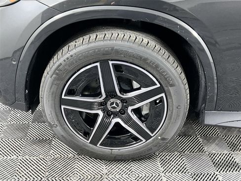 Used 2025 Mercedes-Benz GLC 300 4MATIC image 23