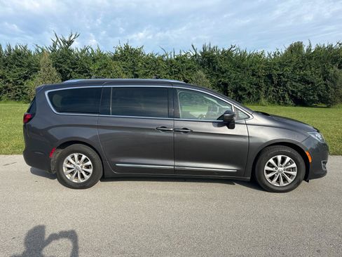 Used 2019 Chrysler Pacifica Touring-L FWD image 13