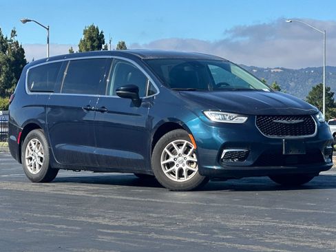 Used 2023 Chrysler Pacifica Touring-L FWD image 2