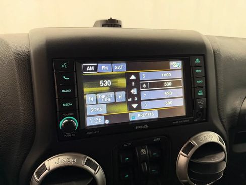 Used 2015 Jeep Wrangler Unlimited Rubicon w/ Connectivity Group AWD/4WD image 16