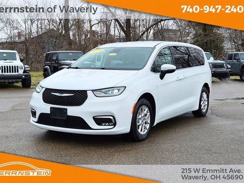 Used 2023 Chrysler Pacifica Touring-L image 3