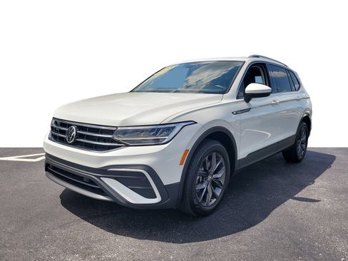 Used 2023 Volkswagen Tiguan SE w/ Panoramic Sunroof Package FWD image 2