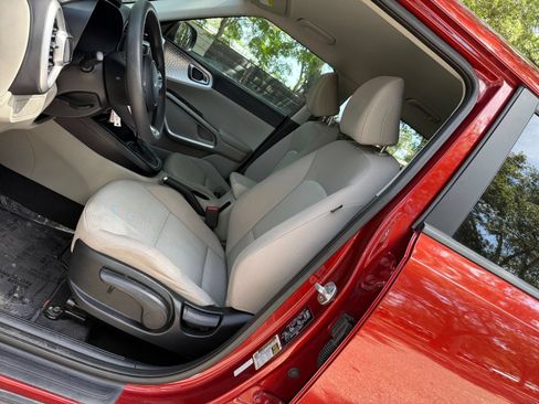 Used 2025 Kia Soul LX w/ LX Technology Package FWD image 24