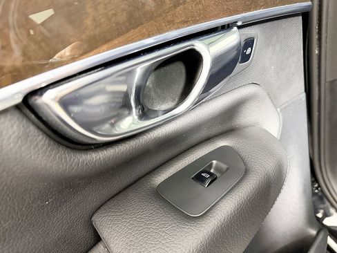 Used 2016 Volvo XC90 T6 Momentum w/ Momentum Plus Package image 35