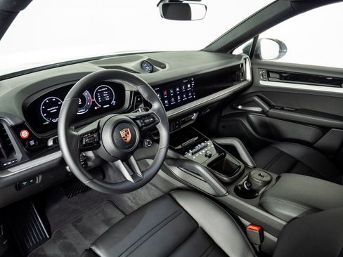 Certified 2025 Porsche Cayenne Coupe image 4