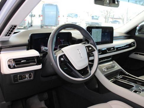 Used 2025 Lincoln Aviator 2WD image 16