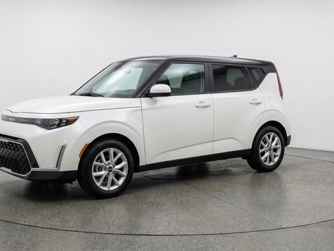 Used 2025 Kia Soul LX w/ LX Technology Package image 3
