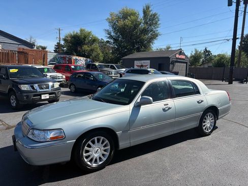 Used 2007 Lincoln Town Car Signature RWD image 1