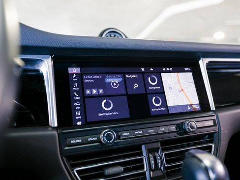 Certified 2021 Porsche Macan image 18