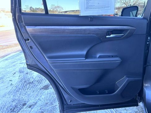 Used 2021 Toyota Highlander Platinum image 17