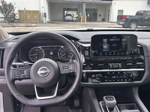 Used 2025 Nissan Pathfinder SL w/ SL Premium Package FWD image 19