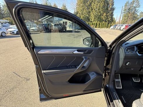 Used 2022 Volkswagen Tiguan SE R-Line image 11