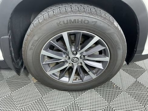 Used 2019 Toyota Highlander XLE AWD/4WD image 15