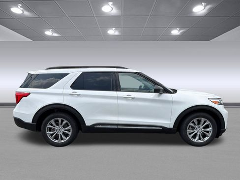 Used 2023 Ford Explorer XLT w/ Equipment Group 202A RWD image 6