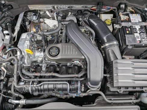 Used 2025 Volkswagen Taos SE w/ Panoramic Sunroof Package image 36