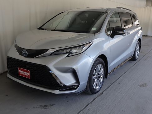 Used 2023 Toyota Sienna XSE AWD/4WD image 26