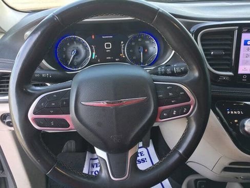 Used 2023 Chrysler Pacifica Touring-L image 15