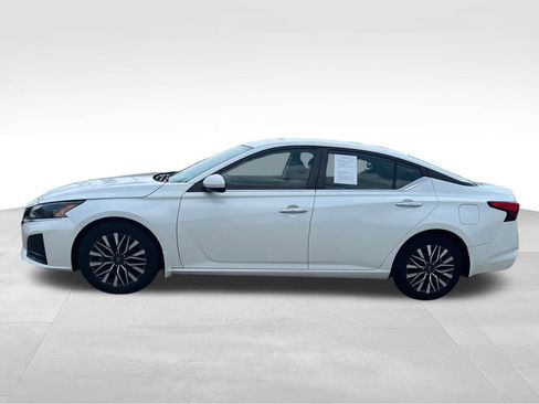 Used 2023 Nissan Altima 2.5 SV FWD image 2