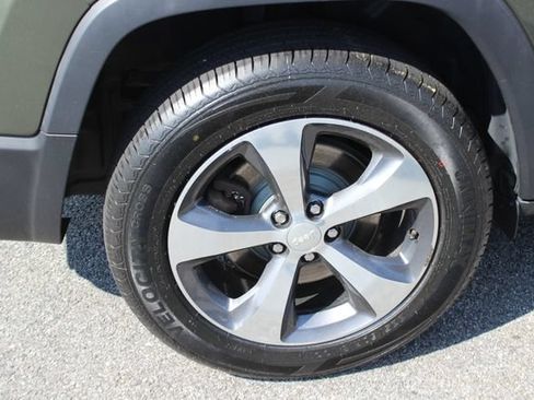Used 2019 Jeep Cherokee Limited AWD/4WD image 35