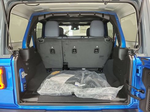 New 2026 Jeep Wrangler Unlimited Sahara w/ Rockslide Package AWD/4WD image 9