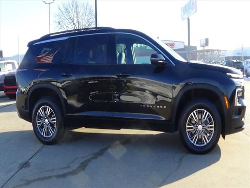 Used 2025 Chevrolet Traverse LT image 5