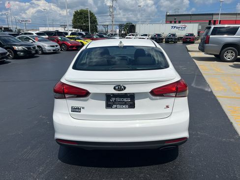 Used 2017 Kia Forte S w/ S Premium Package FWD image 10
