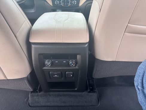 Used 2023 Chevrolet Traverse LT w/ LT Premium Package FWD image 22