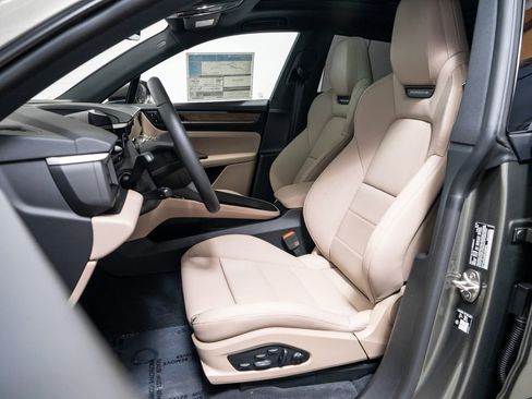 New 2026 Porsche Macan 4 Electric image 5