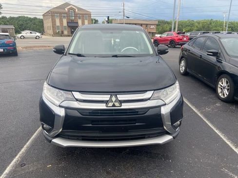 Used 2017 Mitsubishi Outlander SE AWD/4WD image 2